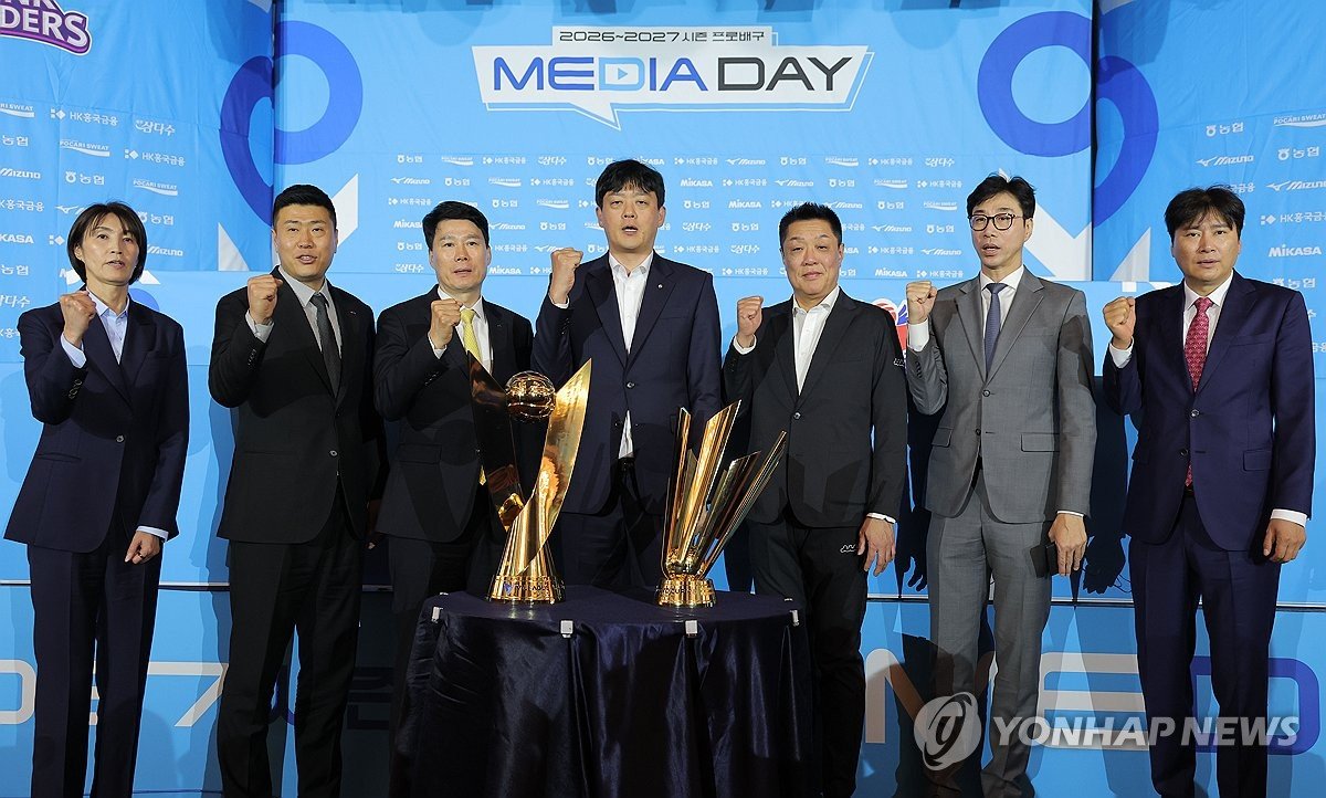 2026-27 V리그 여자부 미디어데이에서 트로피와 함께 기념촬영을 하는 7개 구단 감독