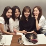 핑클 네 멤버가 식탁에 모여 포즈를 취한 기사 속 사진
