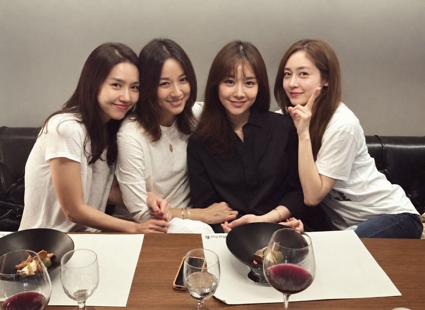 핑클 네 멤버가 식탁에 모여 포즈를 취한 기사 속 사진