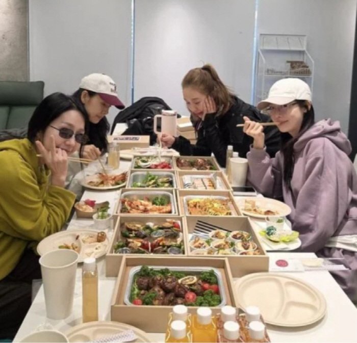 핑클 멤버들이 연습실에서 도시락을 나눠 먹는 모습