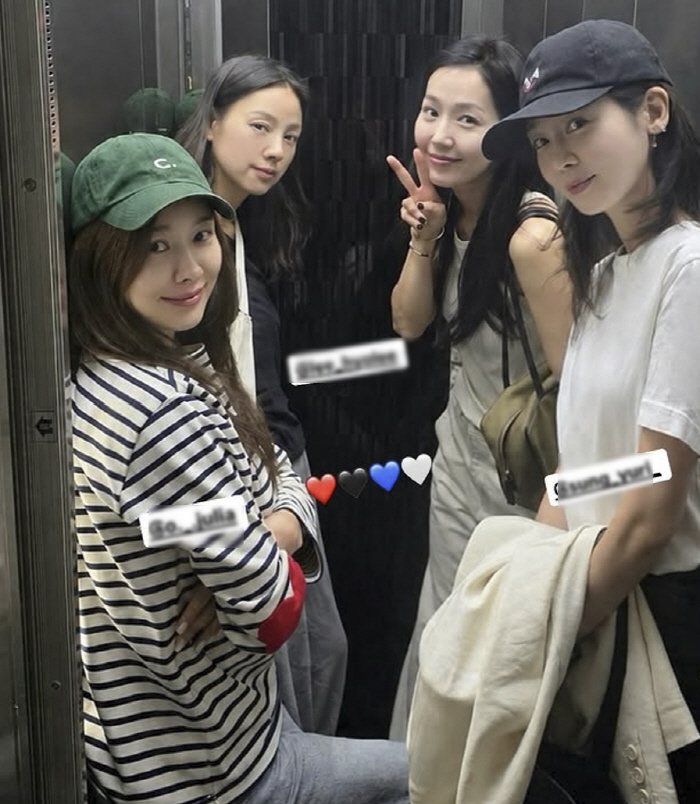 핑클 네 멤버가 엘리베이터 안에서 함께 찍은 사진