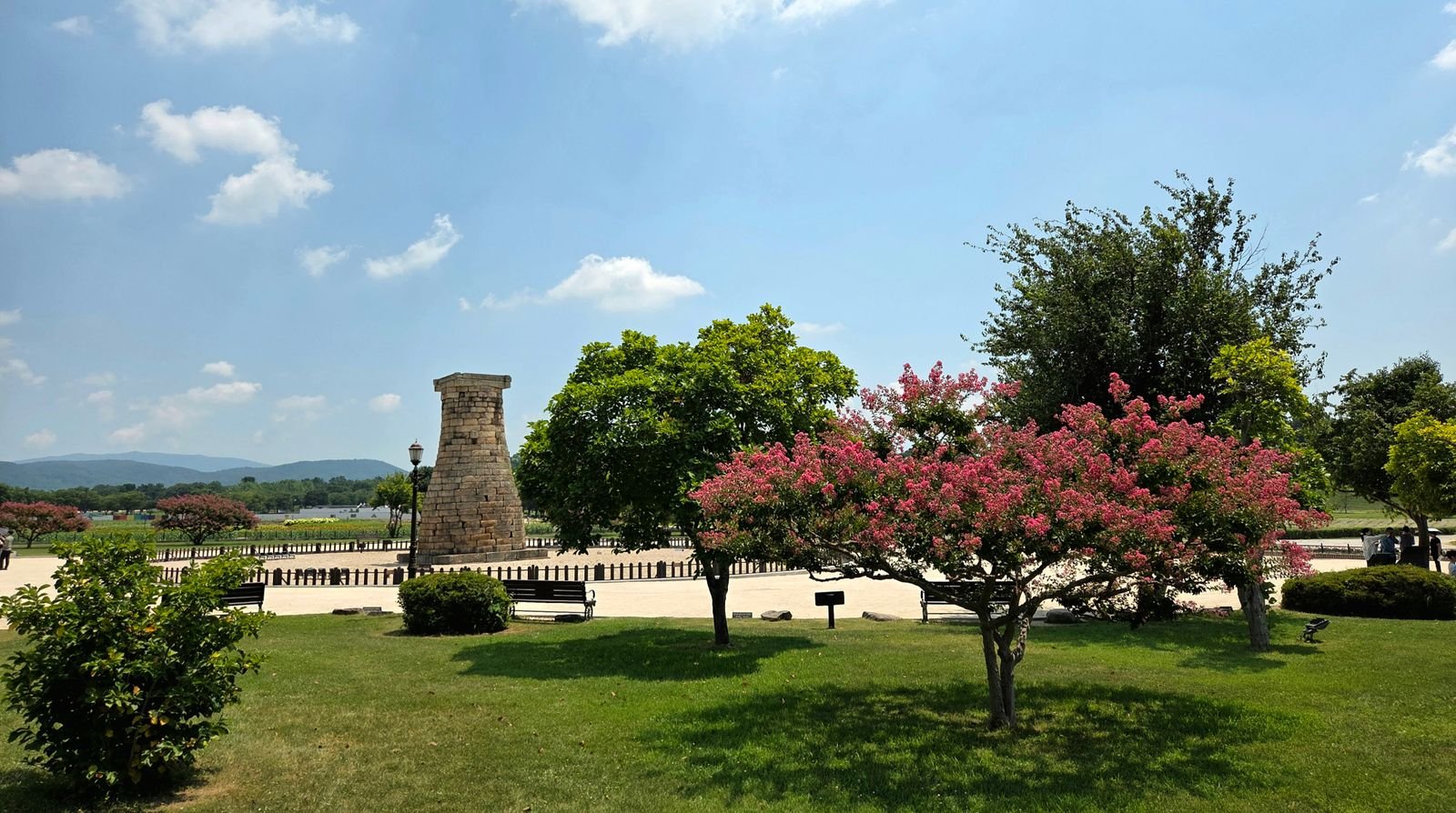 경주 첨성대 근처 풍경 분위기 사진(Pexels, 특정 숙소 아님)