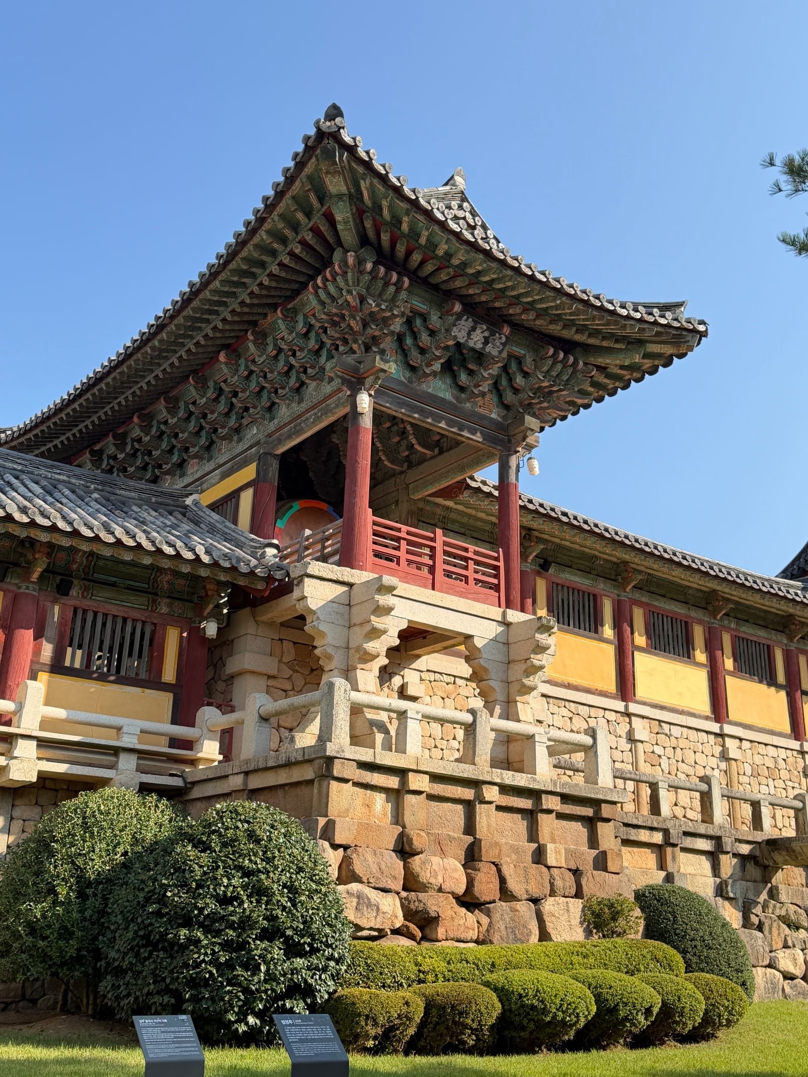 경주 전통 건축 분위기 사진(Pexels, 특정 숙소 아님)