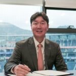한화 이글스 제15대 감독 류지현 선임 계약서에 서명하는 모습(구단 제공)