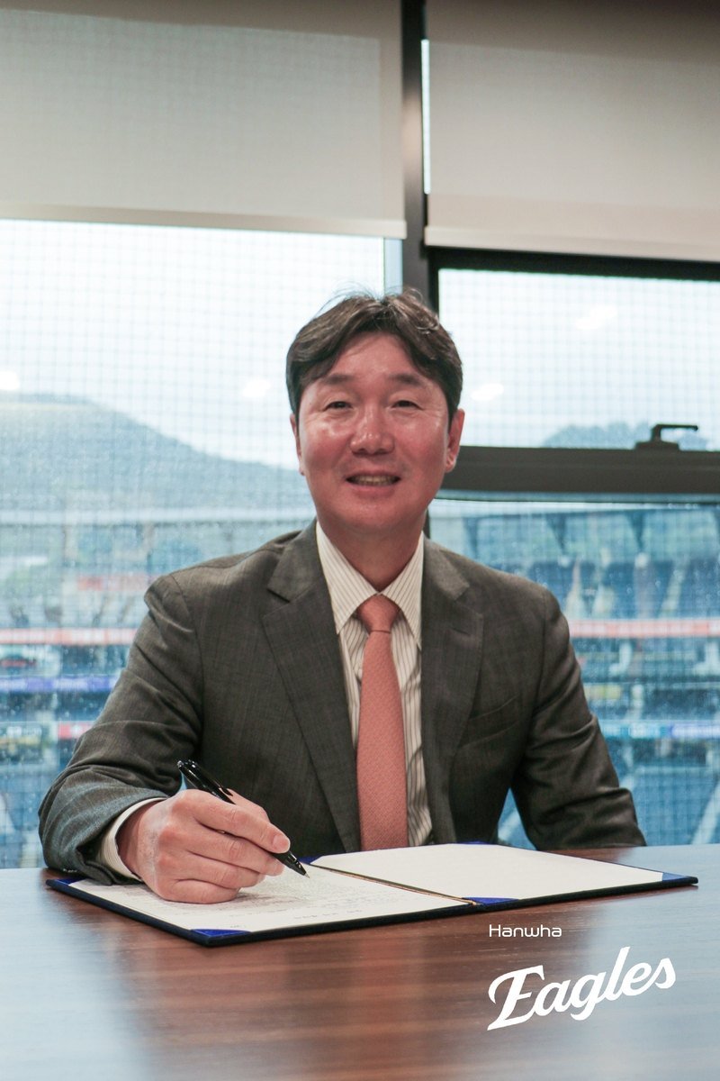 한화 이글스 제15대 감독 류지현 선임 계약서에 서명하는 모습(구단 제공)