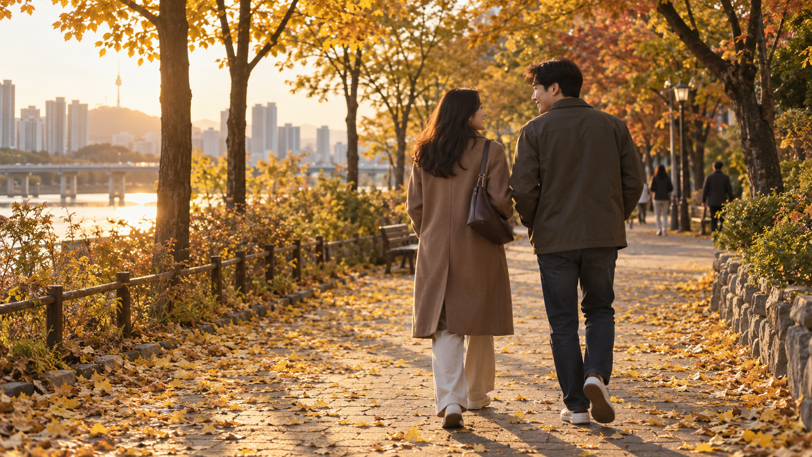 가을 저녁 공원 산책로를 부부가 나란히 걸으며 서로를 보고 차분하게 이야기하는 모습