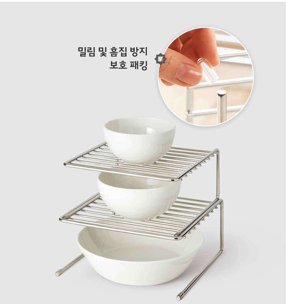 접시 정리대 2단 적층 구조와 바닥 보호 패킹을 설명하는 상세 이미지