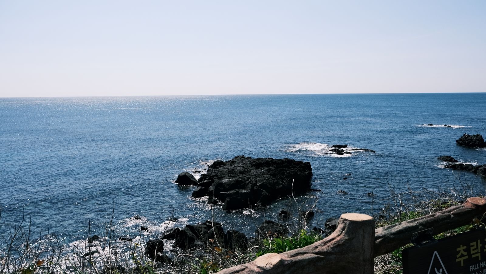 제주 해안선과 반짝이는 바다 (Pexels 무료 이미지)