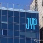 JYP엔터테인먼트 사옥 외벽의 JYP 로고