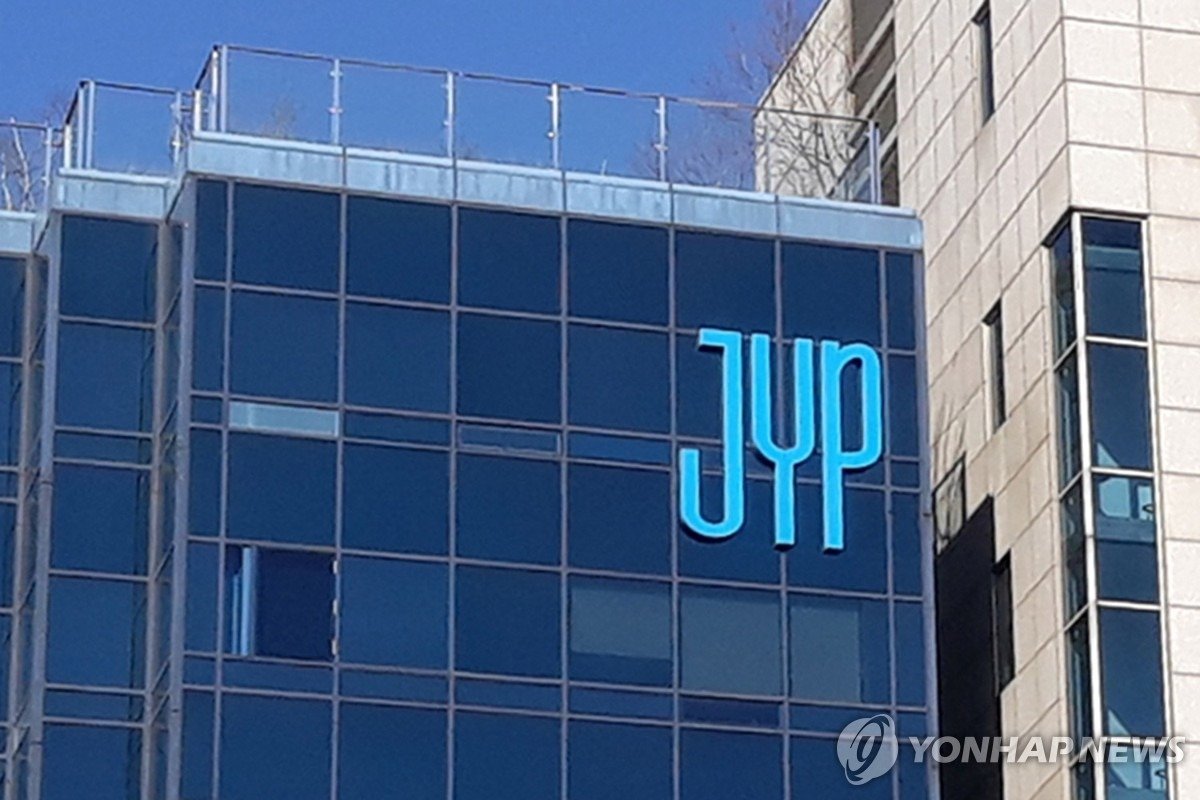 JYP엔터테인먼트 사옥 외벽의 JYP 로고