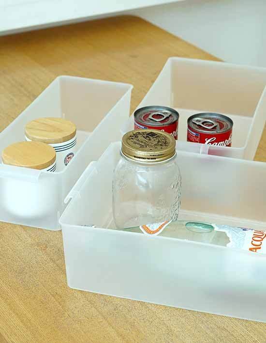 반투명 트레이 안에 통조림과 유리병, 도자기 용기가 담긴 보노하우스 상품 이미지