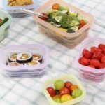 네오플램 폴드앤씰 실리콘 접이식 밀폐용기에 샐러드와 김밥과 방울토마토를 담아 소풍 돗자리 위에 놓은 상품 이미지
