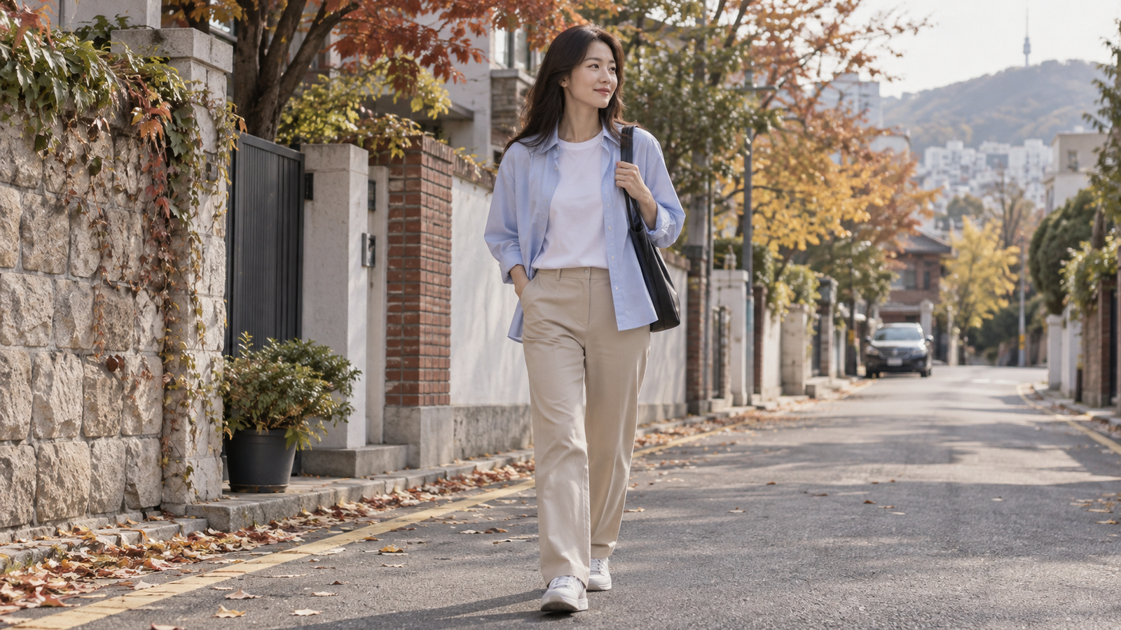 흰 티셔츠 위에 하늘색 셔츠를 열어 입고 베이지 바지를 입은 성인의 가을 거리 코디 흰 티셔츠 위에 하늘색 셔츠를 열어 입고 베이지 바지를 입은 성인의 가을 거리 코디