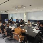 KBO 코칭스태프 첫 회의에서 자료를 보며 논의하는 2026 APBC 야구 대표팀 코치진