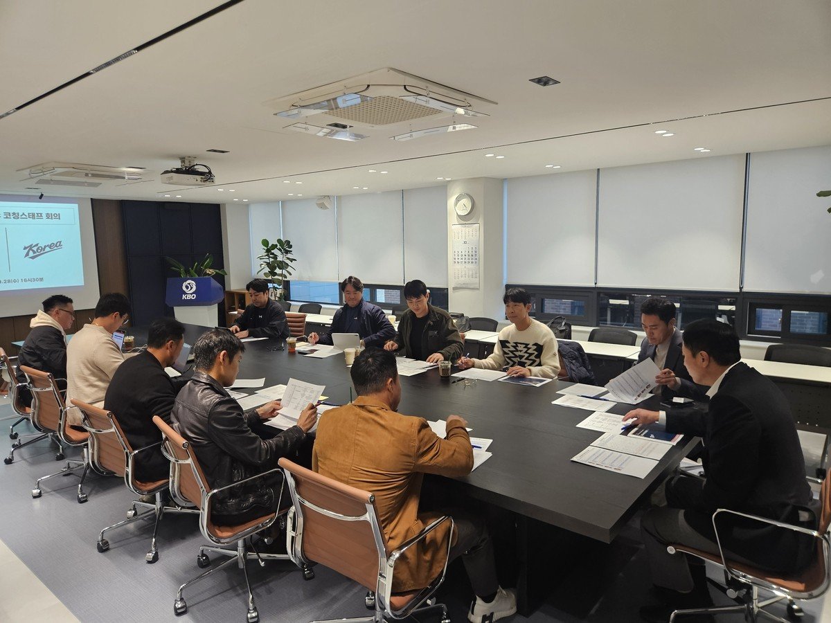 KBO 코칭스태프 첫 회의에서 자료를 보며 논의하는 2026 APBC 야구 대표팀 코치진