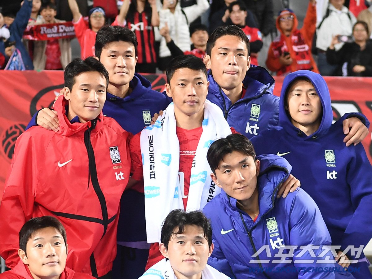 경기 후 모여 서 있는 한국 축구대표팀 선수들