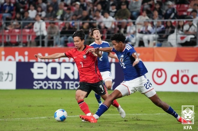아시안게임 남자 축구 결승에서 한국과 일본 선수가 공을 다투는 장면, 대한축구협회 제공