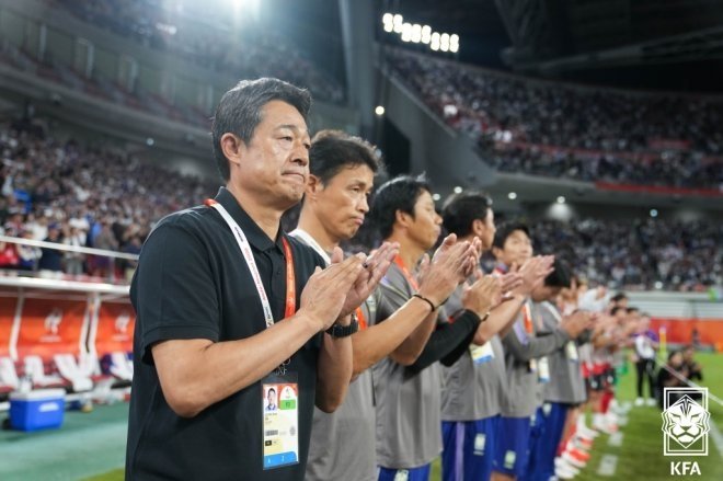 경기장에서 박수 치는 대표팀 벤치 장면, 대한축구협회 제공