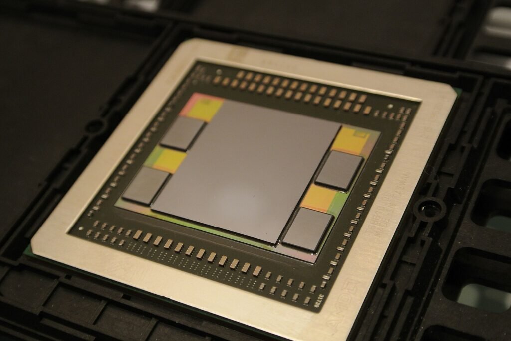 그래픽칩 옆에 HBM 메모리 네 개가 붙어 있는 AMD Fiji 칩 패키지