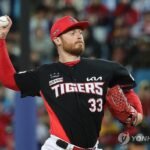 대구 삼성라이온즈파크 플레이오프 2차전에서 공을 던지는 KIA 올러