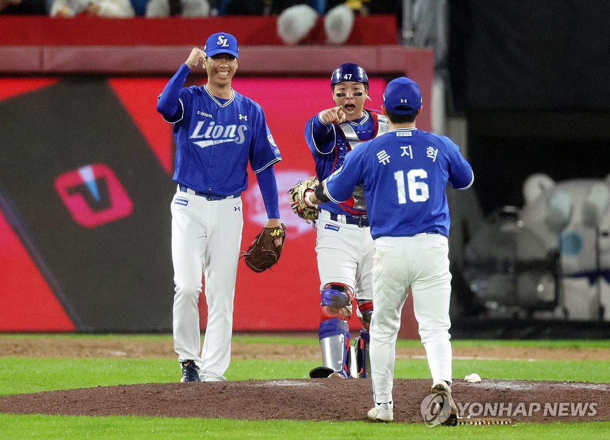 플레이오프 3차전에서 승리한 삼성 선수들이 마운드에 모인 모습