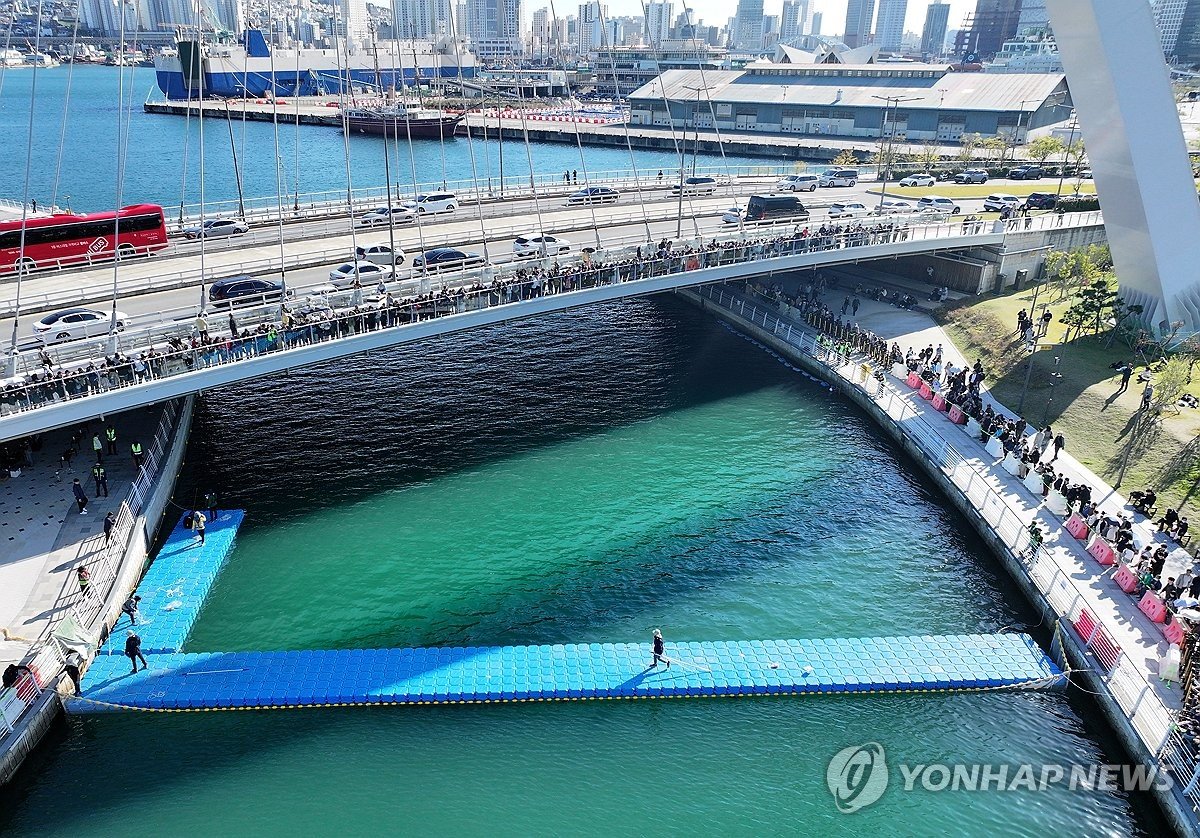 시민들이 늘어선 북항 친수공원 수로 전경
