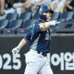NC 다이노스 유니폼을 입고 1루에서 손짓하는 손아섭
