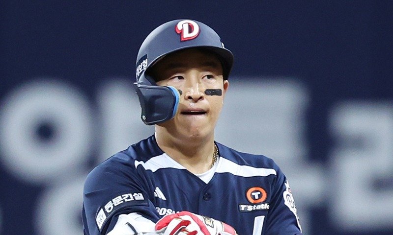 두산 시절 헬멧을 쓰고 1루에서 손을 든 손아섭