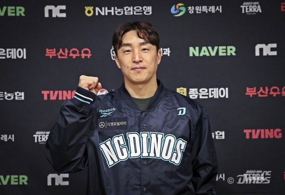 NC 다이노스 점퍼를 입고 계약 사진을 찍은 손아섭