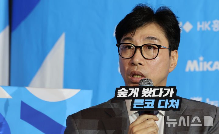 미디어데이에서 질문에 답하는 SOOP 수퍼스 김세진 감독