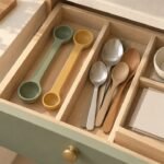 서랍 속 양면 계량도구 두 개와 일반 숟가락을 비교한 수납 개념도