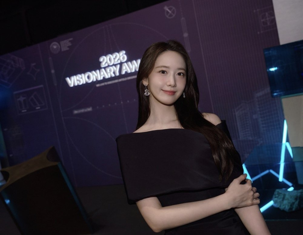 소녀시대 윤아가 시상식 행사장에서 포즈를 취한 모습
