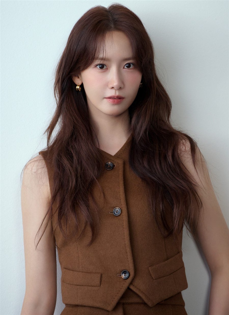 갈색 조끼를 입은 배우 윤아의 프로필 사진