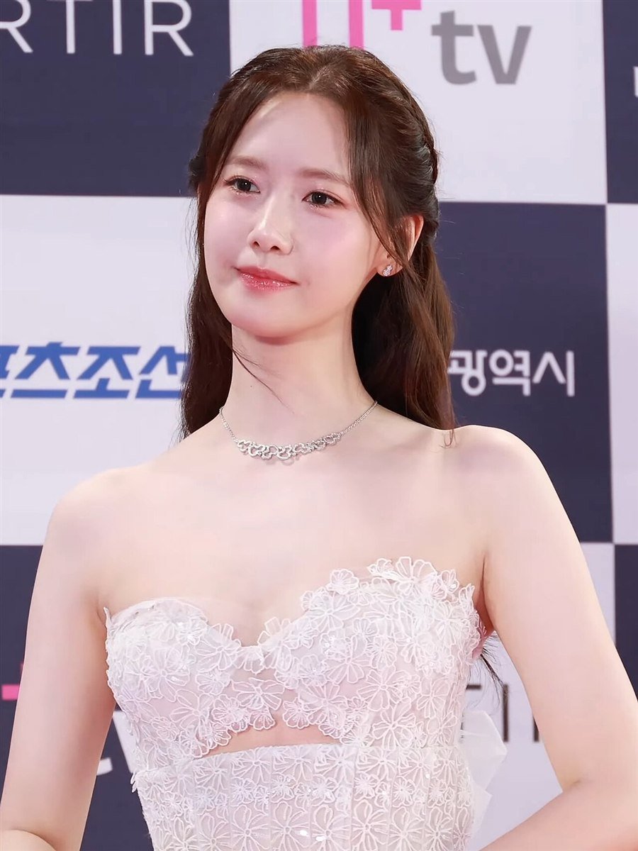 시상식 포토월 앞에 선 윤아