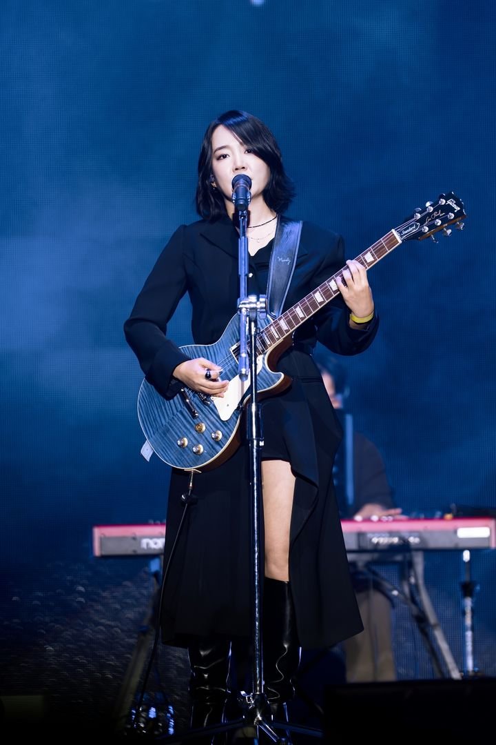 기타를 메고 무대에서 노래하는 가수 윤하, 윤하 측 제공 사진